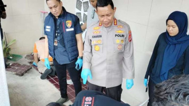 Kepala Polres Metro Jakarta Pusat Kombes Pol Komarudin melakukan penggerebekan sebuah rumah kontrakan yang diduga menjadi tempat aborsi di Sumur Batu, Kemayoran, Jakarta Pusat, Rabu, 28 Juni 2023.
