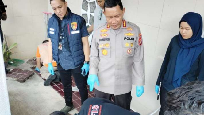 Kepala Polres Metro Jakarta Pusat Kombes Pol Komarudin melakukan penggerebekan sebuah rumah kontrakan yang diduga menjadi tempat aborsi di Sumur Batu, Kemayoran, Jakarta Pusat, Rabu, 28 Juni 2023.