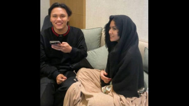Momen Rizky Febian dampingi Mahalini belajar memakai hijab