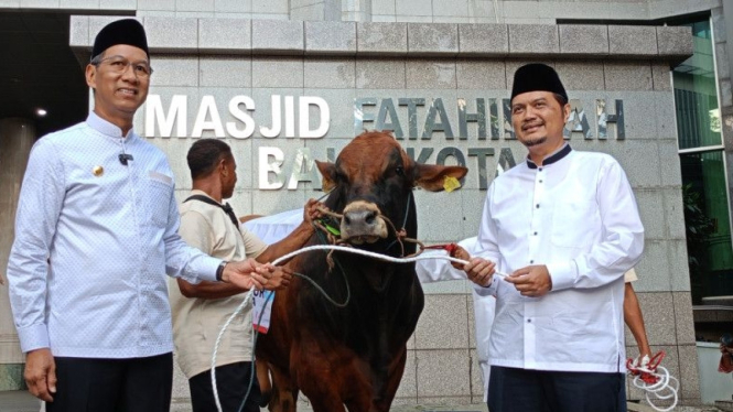 Heru Budi Serahkan Hewan Kurban