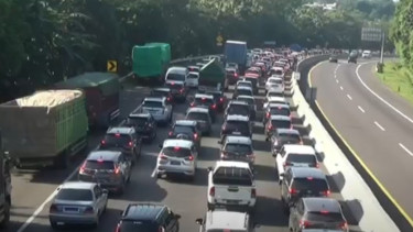Arus kendaraan dari arah jakarta ke Bandung di Tol Cipularang Purwakarta, Jawa Barat. 