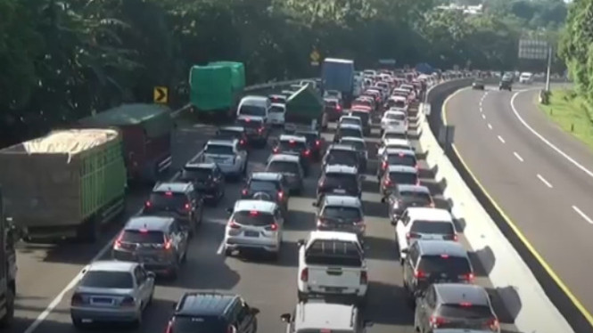 Arus kendaraan dari arah jakarta ke Bandung di Tol Cipularang Purwakarta, Jawa Barat. 