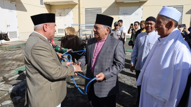 Gubernur Kaltim Dr H Isran Noor menyerahkan dua ekor hewan kurban