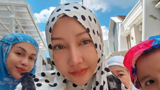 Lucinta Luna sholat Idul Adha 1444H pakai mukena di shaf wanita