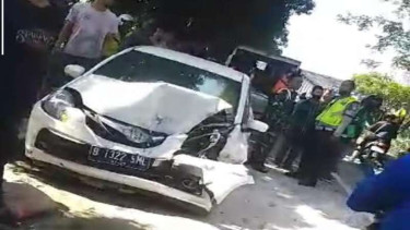 Mobil Honda Brio tabrak pick up di Juanda, Depok