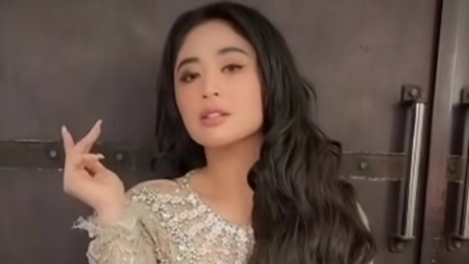 Dewi Perssik. 