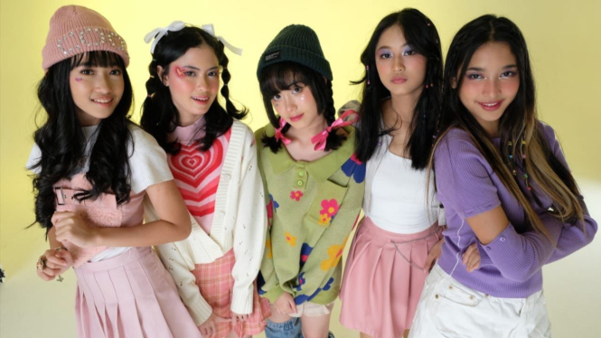 Girlband ARIZE