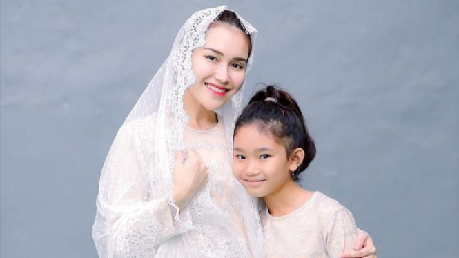 Ayu Ting Ting dan Bilqis dalam momen Hari Raya Idul Adha