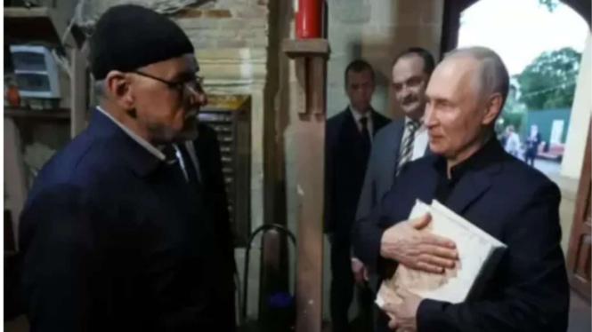 Putin Dapat Hadiah dan Memeluk Alquran 