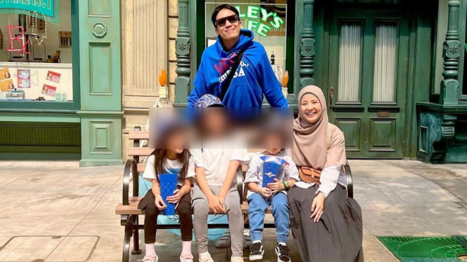 Desta Liburan Bersama Natasha Rizky dan Anak-anaknya