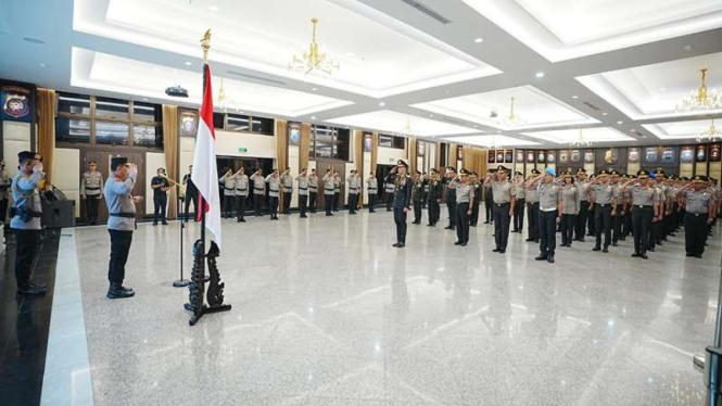 Kapolri menyematkan tanda kehormatan Bintang Bhayangkara Pratama ke 22 Pati Polri dan naikkan pangkat puluhan anggota Polri