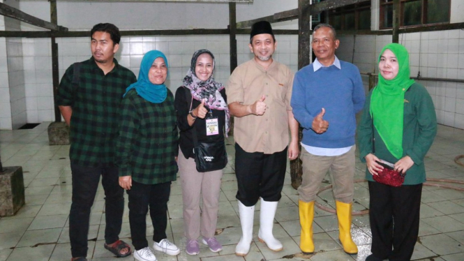 Wakil Gubernur Kalimantan Timur, H.Hadi Mulyadi menyembelih hewan kurban