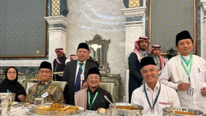 Ganjar Pranowo dan Anies Baswedan bertemu saat naik haji