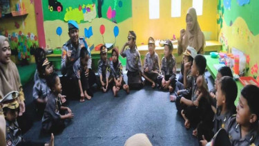 Anggota BidPropam Polda DIY, Bripka Heri Prasetyo bersama anak-anak TK