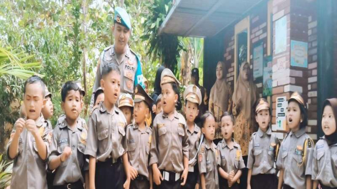 Anggota BidPropam Polda DIY, Bripka Heri Prasetyo bersama anak-anak TK