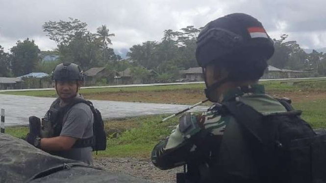 Aparat keamanan bersiaga di bandara Kenyam, ibu kota Nduga, Papua Pegunungan.