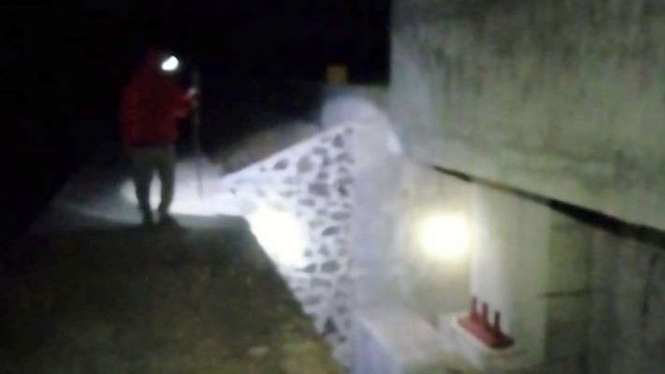 Petugas Jalan dan Jembatan (JJ) memeriksa kondisi jembatan atau BH 1120 antara Stasiun Legok dan Bumiayu untuk memastikan aman dilalui kereta api pascagempa dengan magnitudo 6,4 yang terjadi pada Jumat malam, 30 Juni 2023.