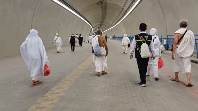 Petugas Haji dampingi jemaah Indonesia berjalan kaki di Mina.