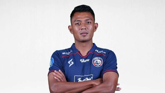 Jersey Kandang diperagakan Dedik Setiwan
