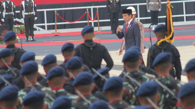 Presiden Joko Widodo saat menjadi inspektur upacara dalam peringatan Hari Ulang Tahun (HUT) ke-77 Bhayangkara di Stadion Utama Gelora Bung Karno (SUGBK), Jakarta, Sabtu, 1 Juli 2023.