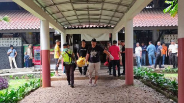 Polisi mengevakuasi jenazah seorang pria paruh baya yang ditemukan di kantin Fakultas Ekonomi dan Bisnis Universitas Indonesia (FEB UI), Depok, Jawa Barat, Sabtu, 1 Juli 2023.