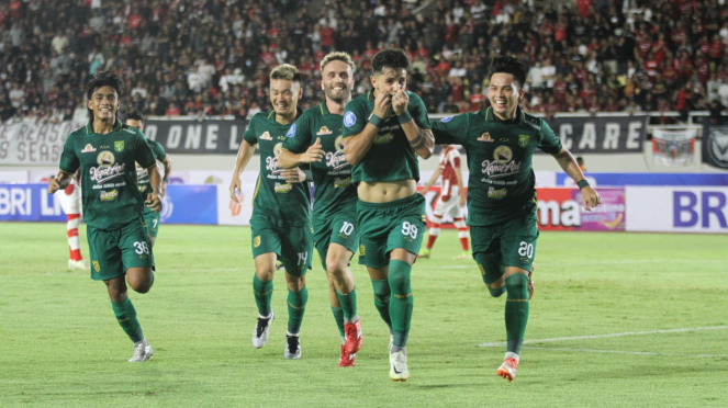 Pemain Persebaya Surabaya rayakan gol.