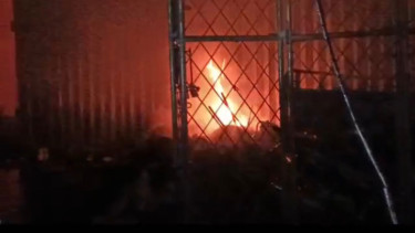 Lima bangunan toko terbakar di Sukmajaya, Depok