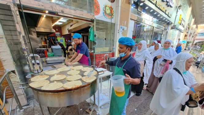 Jemaah haji Jabar berburu makanan Indonesia
