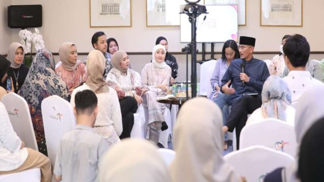 Sandiaga Uno menjadi moderator dalam acara Road To 