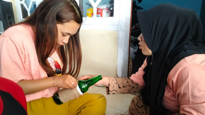 Pemanfaatan limbah botol menjadi vas bunga