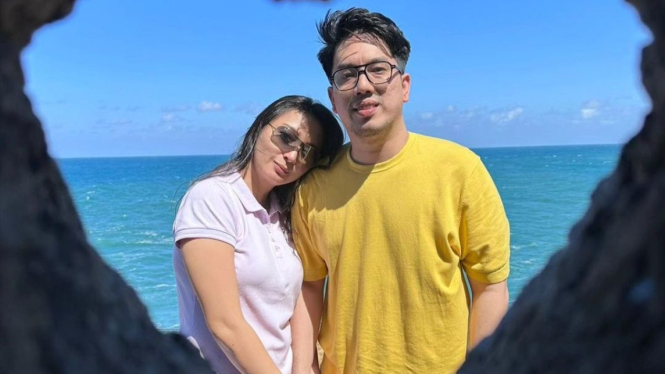 Della Puspita dan Suaminya