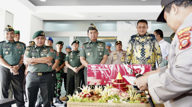 VIVA Militer: Wakasad dan Kapolres Bogor potong tumpeng bersama