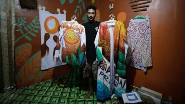 Para aktivis PYCH mendesain busana dalam acara Papua Street Carnival