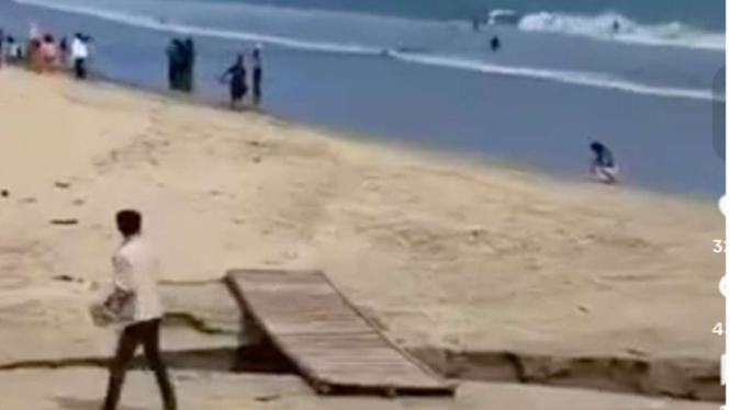 Pria Memalak Setiap Orang yang Lewat  Jembatan Umum di Pantai Carita Banten