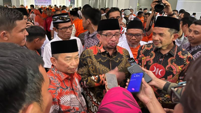 Ketua Majelis Syuro PKS Salim Segaf Aljufri (tengah).