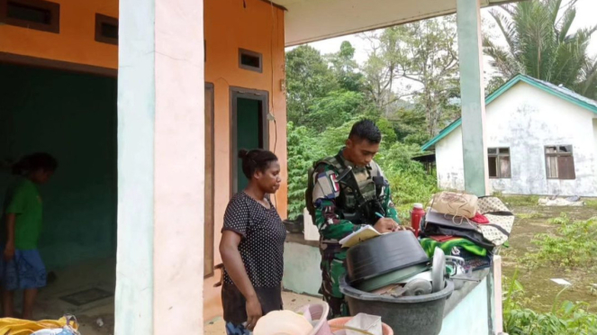 VIVA Militer: Pasukan Yonif 133/YS di Kampung Kamat, Distrik Aifat, Papua Barat.