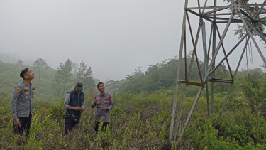 Petugas evakuasi korban Tower Sutet di Papandayan, Kecamatan Pamulihan, Garut