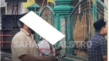 ODGJ Ikut Sholat di Halaman Masjid