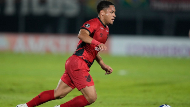 Vitor Roque membela Athletico Paranaense