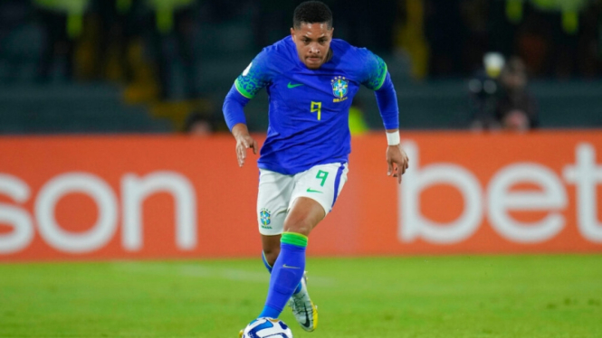 Vitor Roque membela Brasil U-20