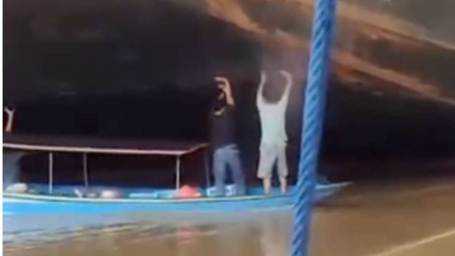 Sebuah Kapal Kecil Tersedot ke Bawah Kapal Tongkang