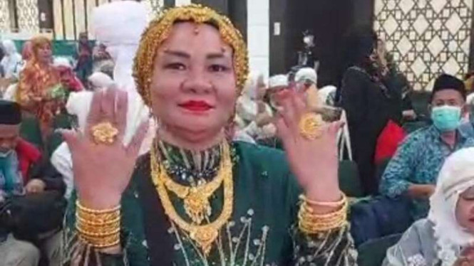 Jemaah Haji asal Makassar tampil glamor tiba di dari Makkah kenakan emas Ratusan