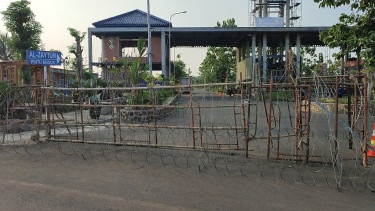 Pemasangan kawat berduri di depan Ponpes Al Zaytun