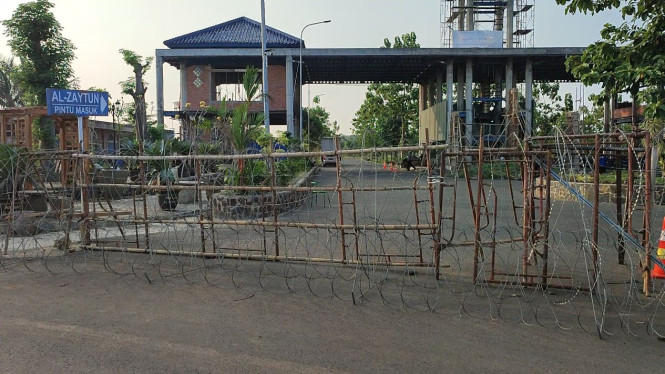 Pemasangan kawat berduri di depan Ponpes Al Zaytun
