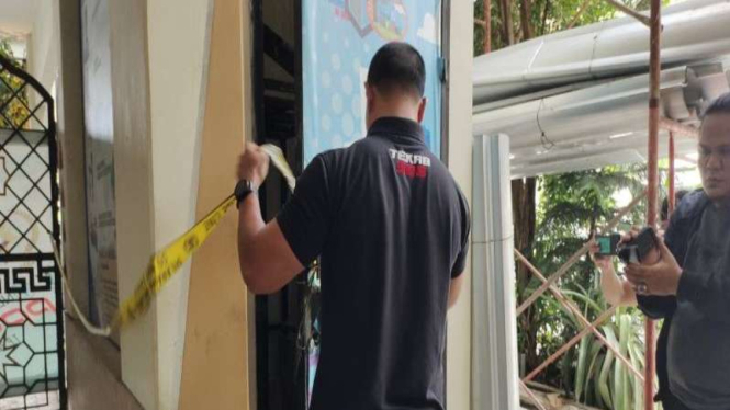 Polisi sedang memasang garis polisi pada lift yang terjatuh di Az-Zahra.