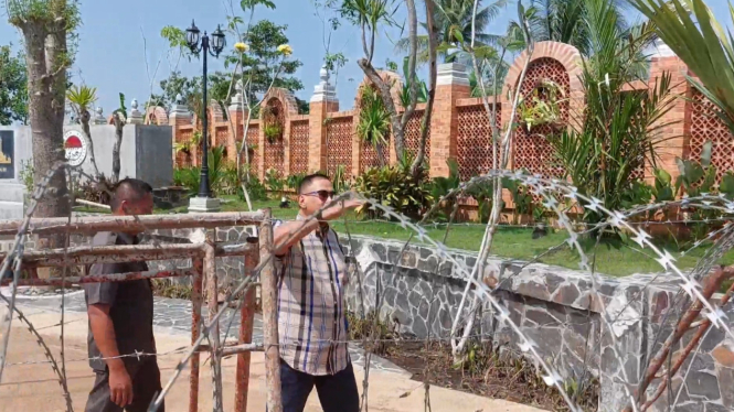 Pimpinan Ponpes Al Zaytun Panji Gumilang periksa Gerbang Dipasang Kawat Berduri