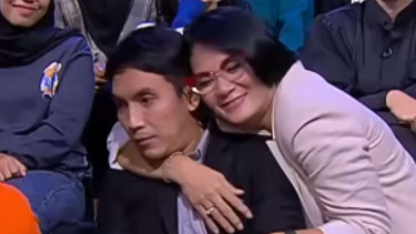 Desta dipeluk Dian Nitami, istri Anjasmara gegara bahas rumah tangga