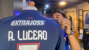 Jersey Arema FC bertuliskan 135 dalam aksara Jawa