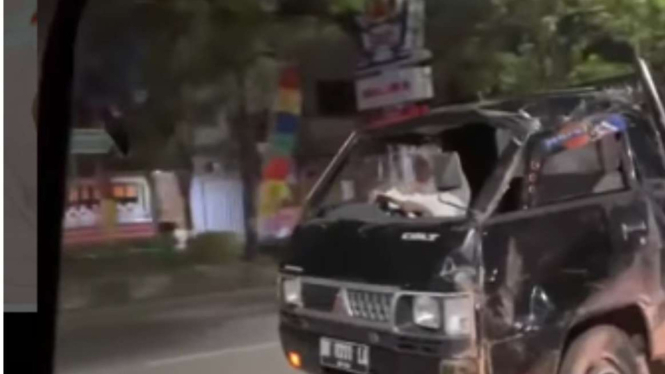 Emak Pakai Mukena Putih Kemudikan Mobil Pikup 
