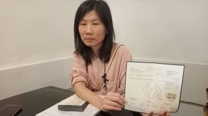 Diana Suwito menunjukkan surat pembelian cincin berlian